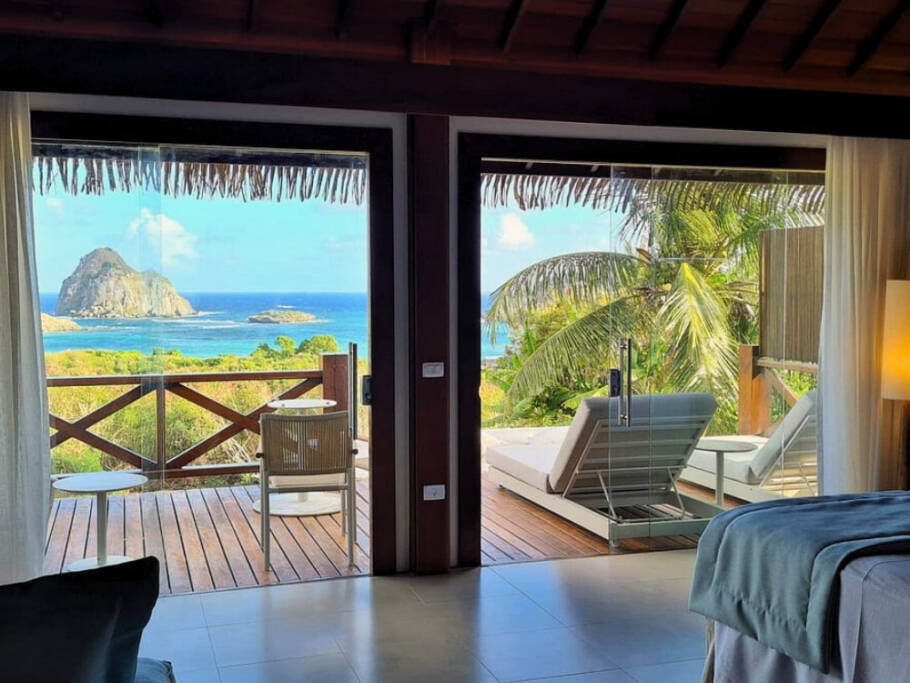 Com vista privilegiada em Noronha, o Nannai opera com painéis solares e manejo hídrico próximo à Baía do Sueste