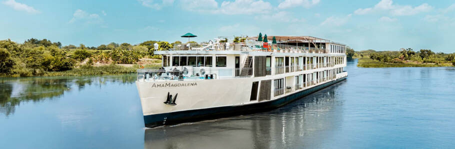 Navio AmaMagdalena durante navegação pelo rio Magdalena, na Colômbia