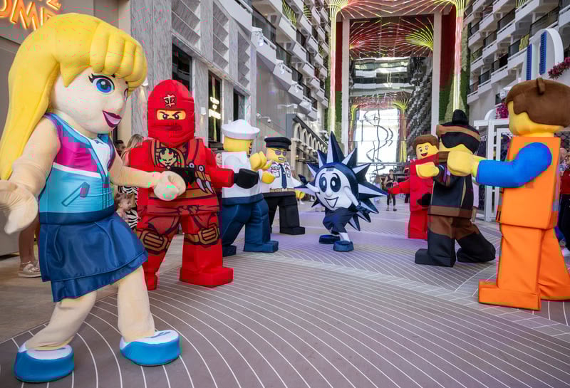 Personagens da Lego na inauguração do MSC World America
