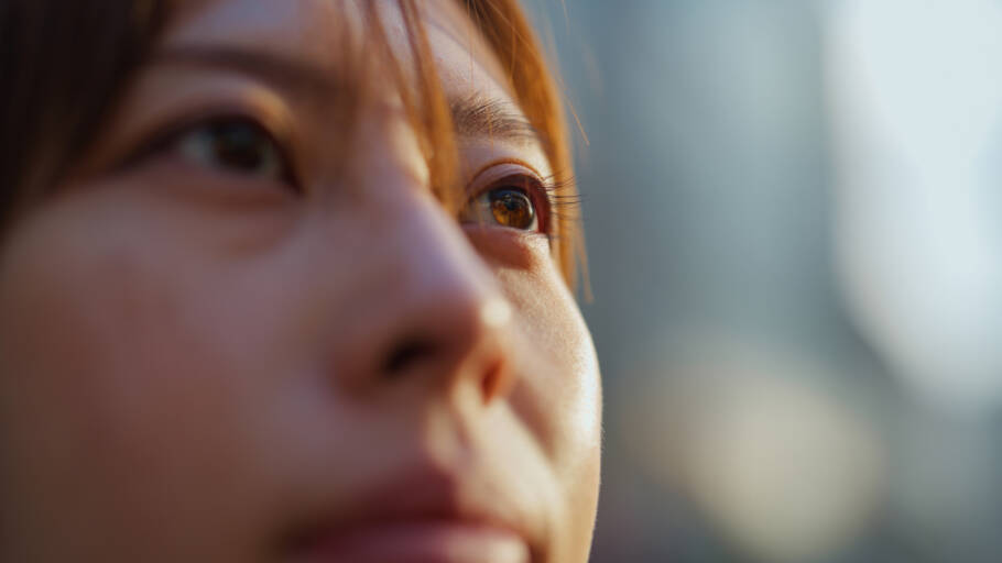 Em algumas culturas, olhar diretamente nos olhos pode ser interpretado como um comportamento invasivo