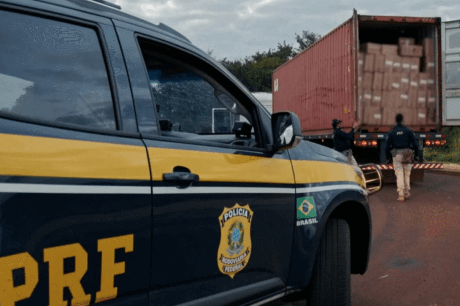 A série “Operação Fronteira Brasil” retrata desafios enfrentados pela PRF nas bases do Rio de Janeiro contra o tráfico de substâncias ilícitas (Imagem: Reprodução digital | Discovery)