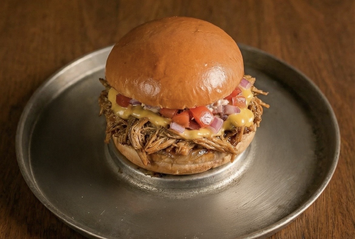 O sanduíche em homenagem à São Paulo combina pernil desfiado e defumado com queijo prato e vinagrete com toque especial da casa