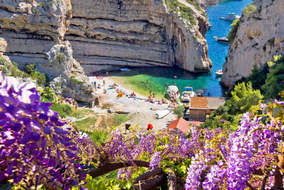 Praia da baía de Stiniva, na ilha de Vis