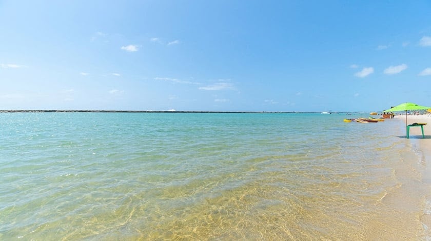 Praia de Muro Alto é superconvidativa para curtir com a família