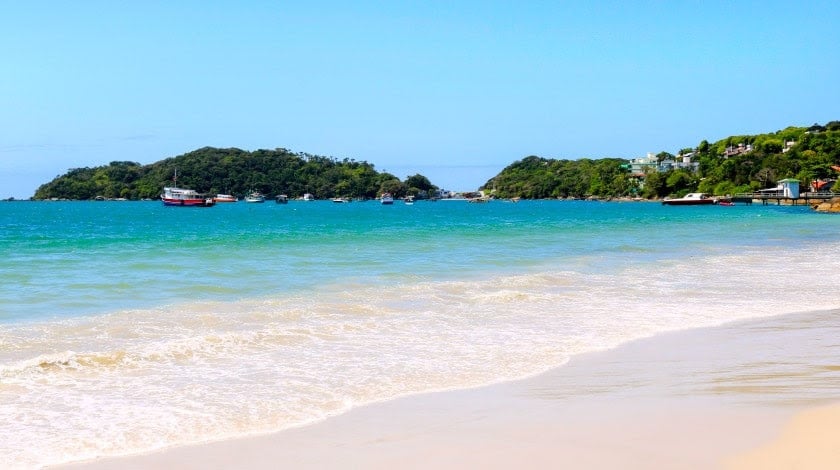 Praia de Zimbros, em Bombinhas (SC), é ideal para curtir com a criançada