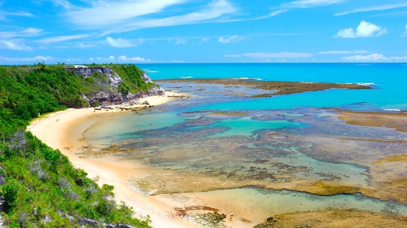 A maré baixa forma piscinas naturais