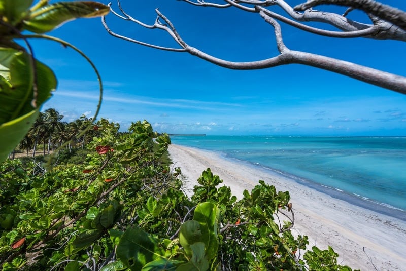 A Praia do Patacho é ideal para famílias que buscam tranquilidade e contato com a natureza