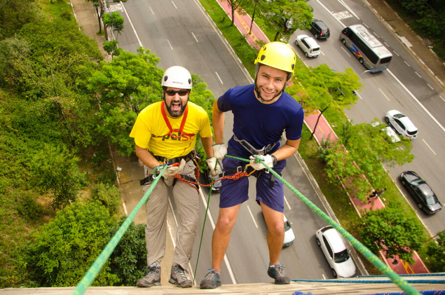 Rapel negativo em vão livre no Viaduto Sumaré, com 28 metros