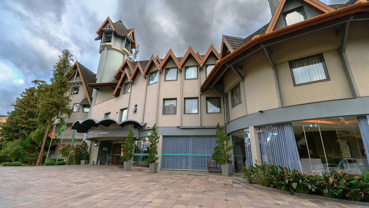 Planejar o orçamento exige atenção aos detalhes básicos como passagens e deslocamento entre o aeroporto e a cidade serrana – Créditos: depositphotos.com / vbacarin