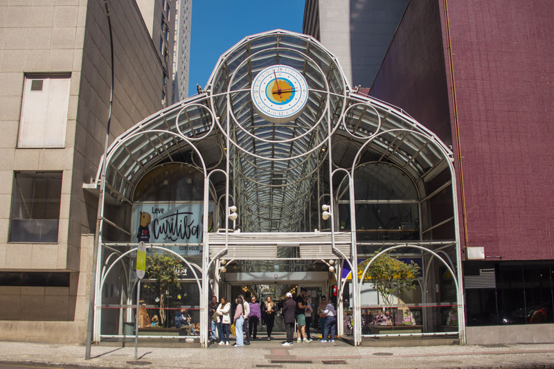 Rua 24 Horas é um dos endereços mais icônicos de Curitiba