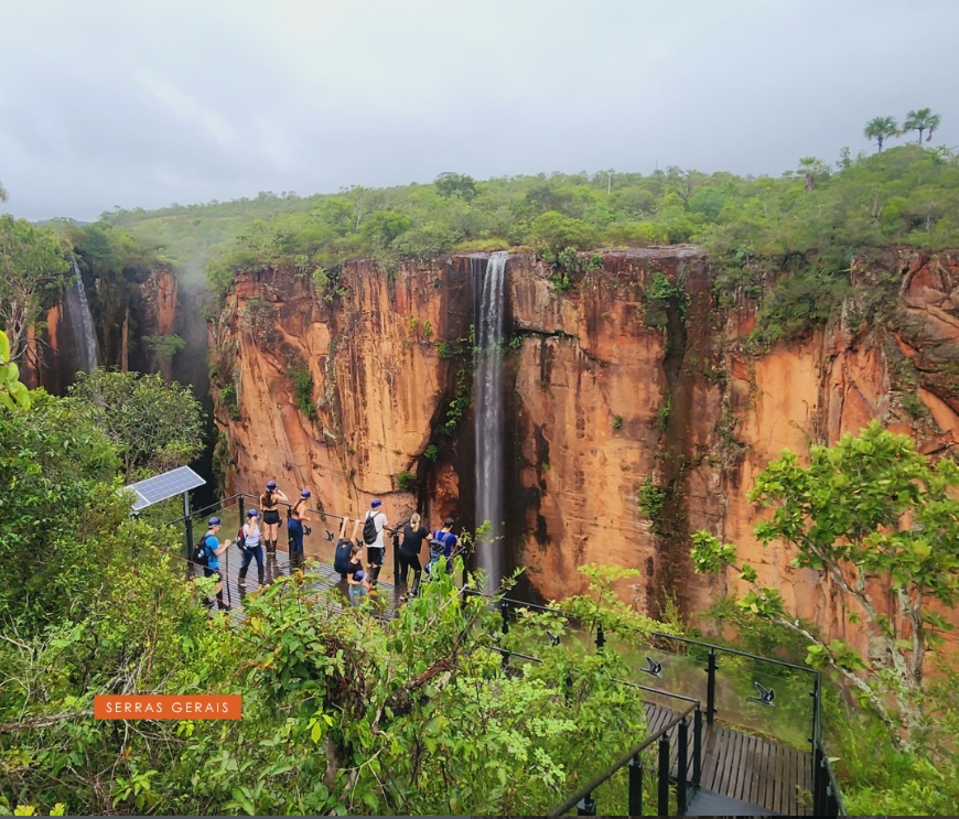 Turistas contemplam a cachoeira do Registro, na região das Serras Gerais