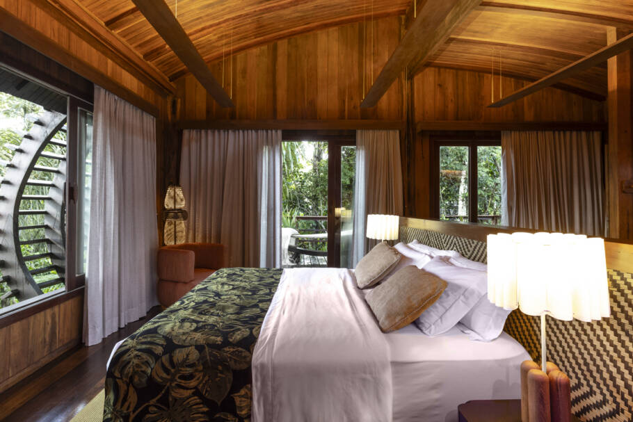 O Mirante do Gavião possui estruturas elevadas em madeira certificada, integrando-se à floresta e com vista para o Rio Negro