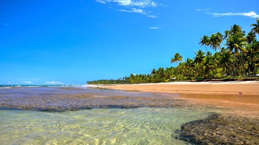 A grande atração são as piscinas naturais formadas nas luas nova e cheia