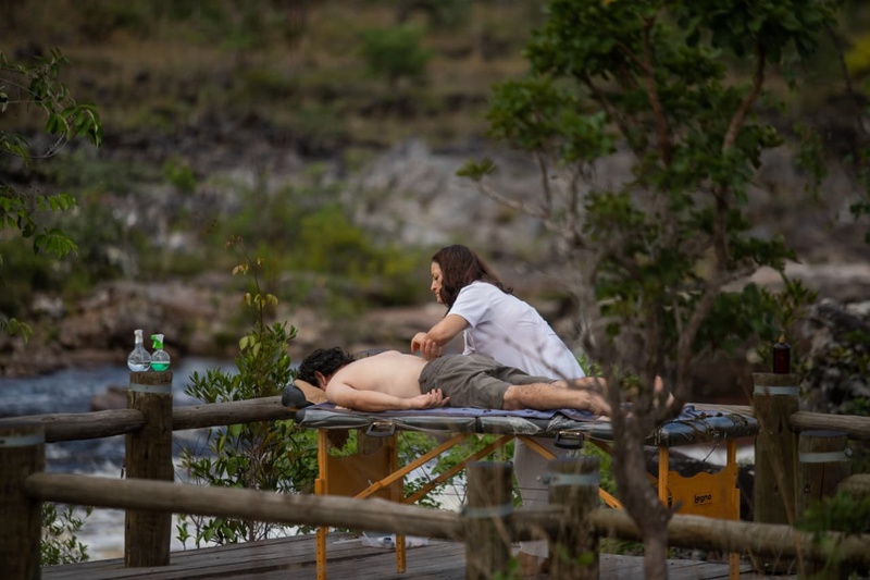 Terapias de bem-estar oferecidas por profissionais associados integram a programação de experiências na Chapada dos Veadeiros.