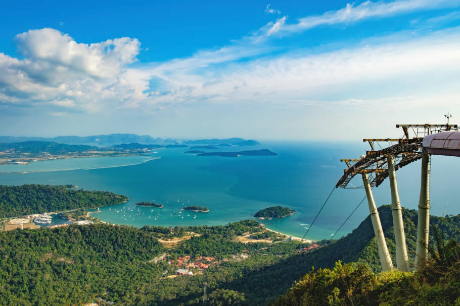 Teleférico leva turistas no ponto mais alto da ilha de Langkawi, na Malásia