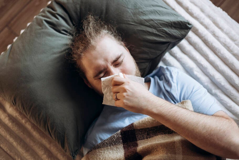 Espirros e coceira no nariz ao deitar podem indicar necessidade de higienizar o travesseiro