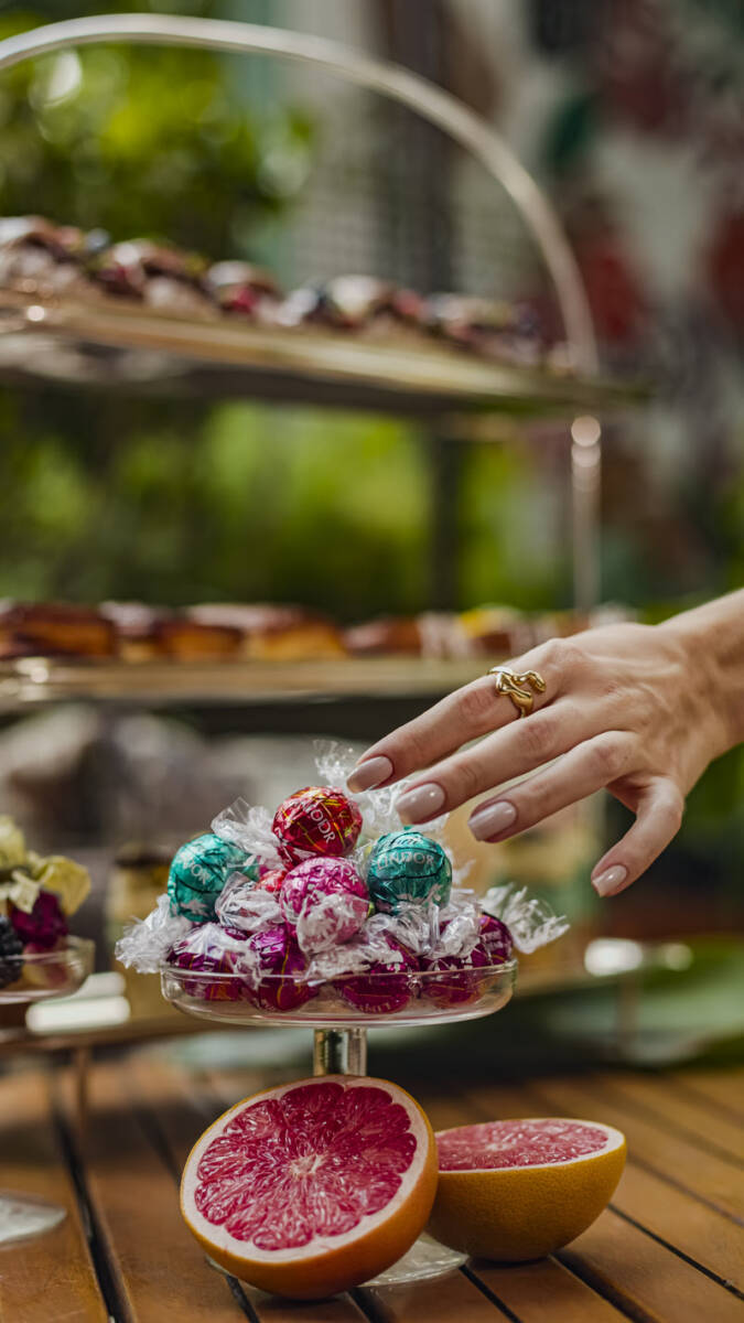 Trufas de coco, morango e framboesa da linha Lindor