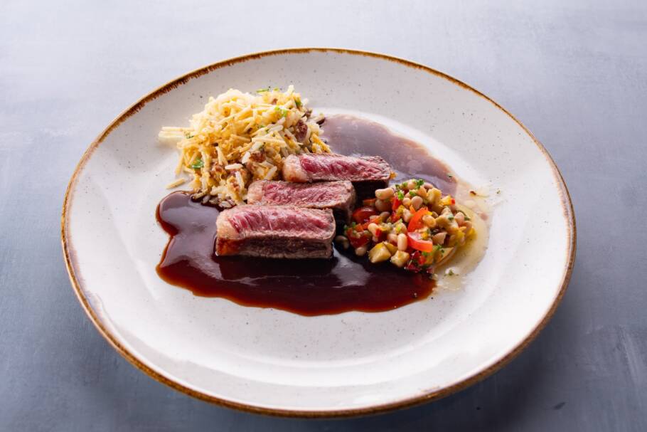 O bife de chorizo com arroz birô birô, vinagrete de feijão manteiga e demiglacê de tucupi do Varanda Dinner
