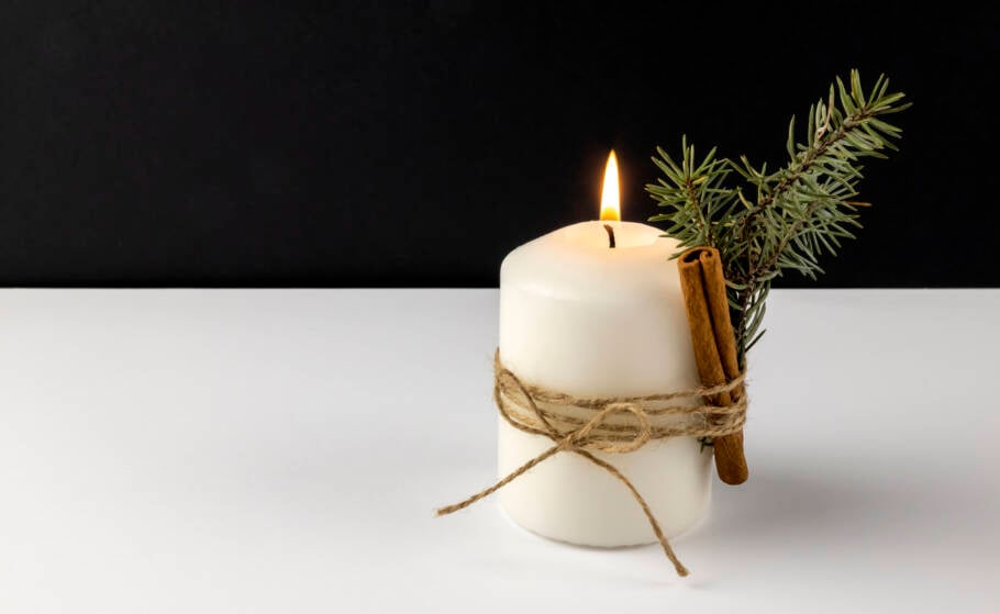 A vela branca é carregada de simbolismo