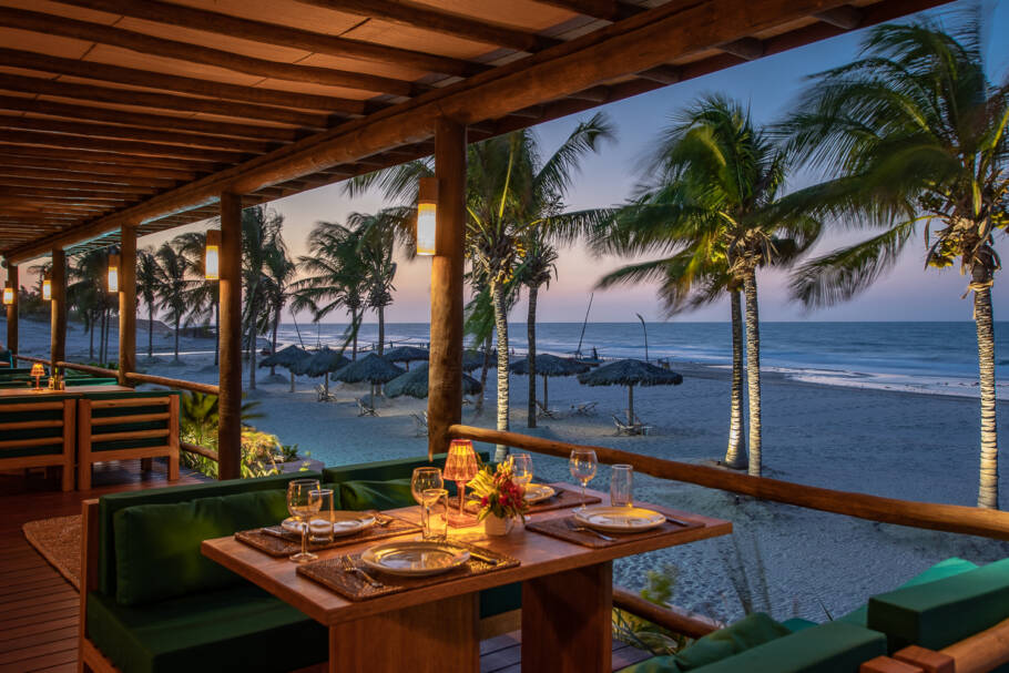 O restaurante do hotel Vila Selvagem tem vista para o mar