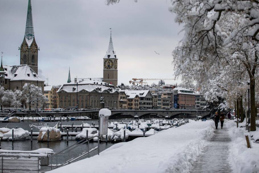 Vista de Zurique de barco cobertos por neve às margens do rio Limmat