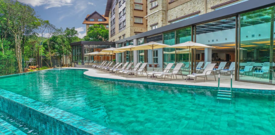 Vista da piscina do Wyndham Gramado Termas Resort & Spa