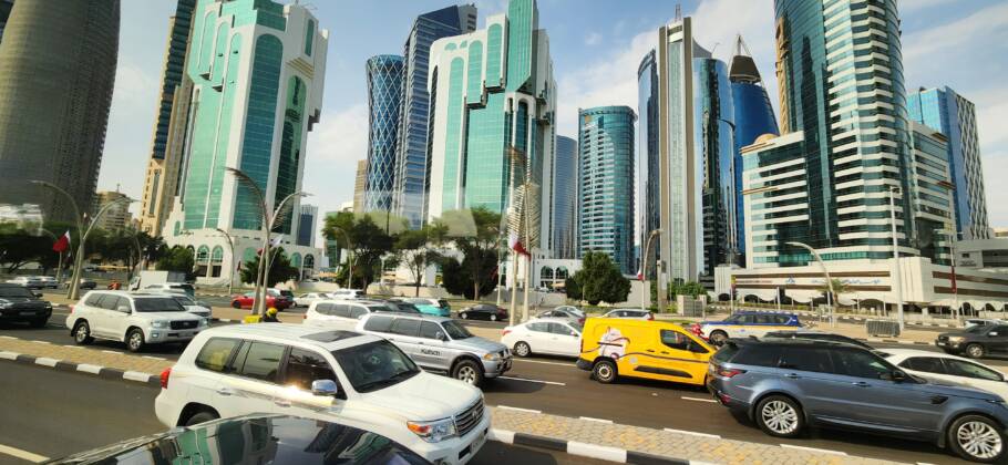 Doha encanta justamente por seus contrastes entre o moderno e o passado