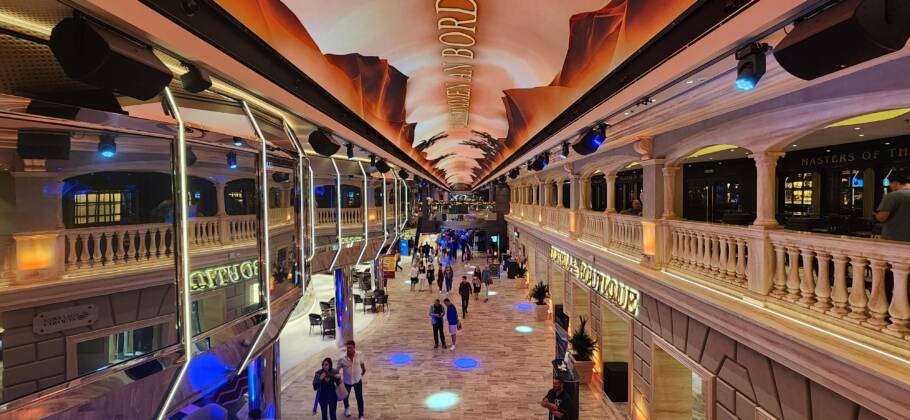 A Galleria Euribia abriga lojas, restaurantes de especialidade, bares e sorveteria