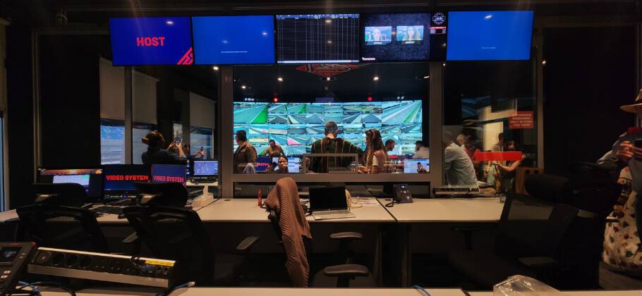 Interior da sala de controle do Circuito Internacional do Bahrein