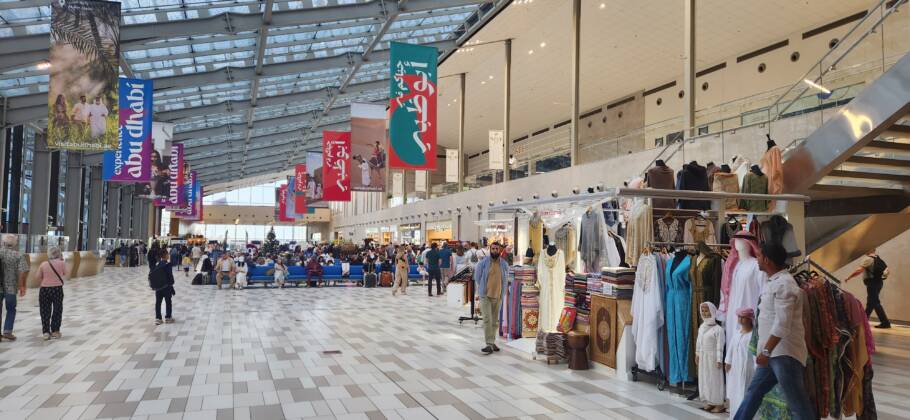 Porto de Abu Dhabi,  capital e o maior emirado dos Emirados Árabes Unidos