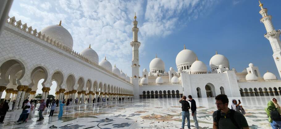 Área interna da bela Mesquita Sheikh Zayed