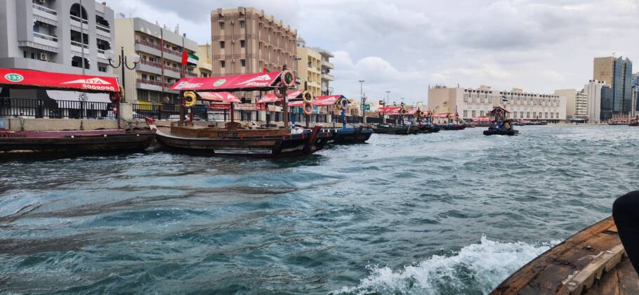Atravessar o Dubai Creek é um dos passeios icônicos em Dubai