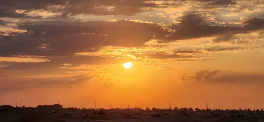 Pôr do sol no deserto de Dubai