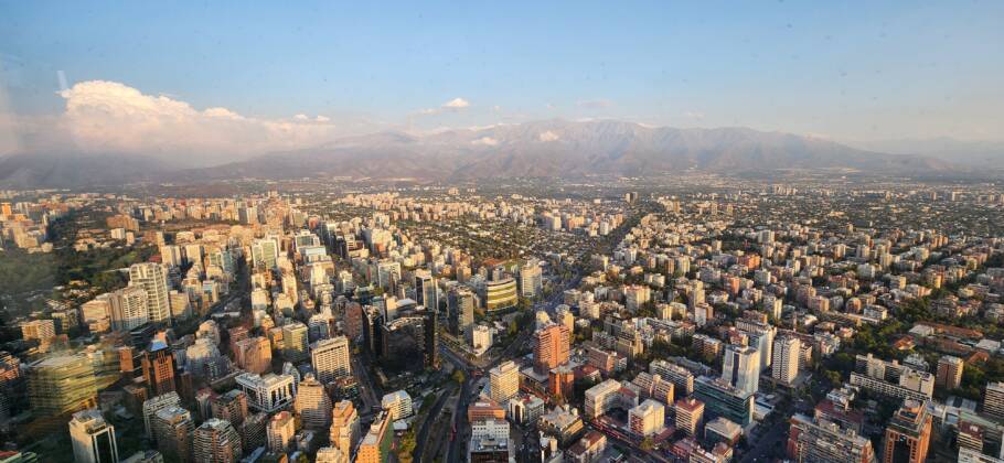 Vista de Santiago a partir do mirante do Sky Costanera