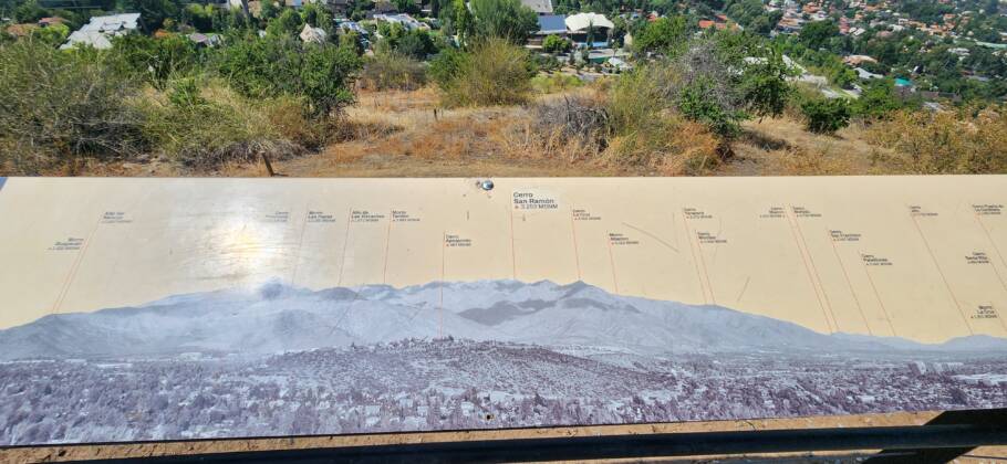 Painel com informações sobre os cerros e pontos turísticos vistos a partir do parque