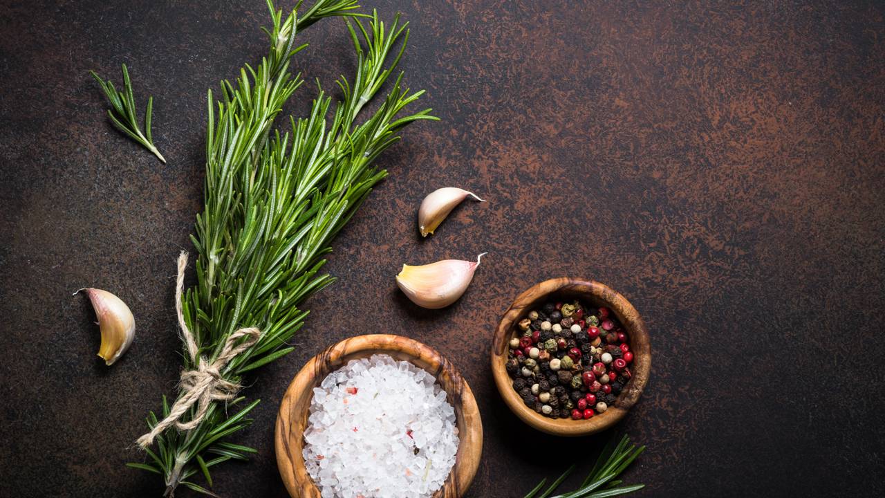 Veja como cascas de alho e alecrim podem renovar a paz da sua casa de forma simples hoje
