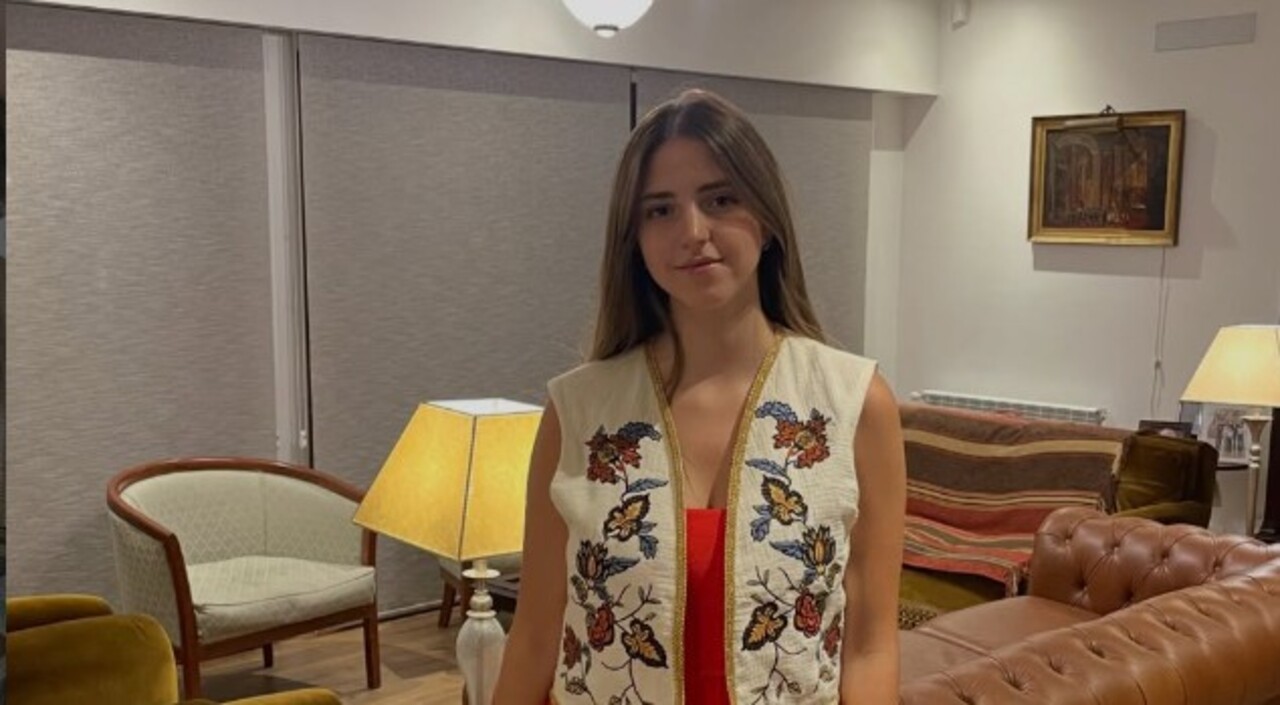 Foi aos 13 anos que Angie resolveu testar um caminho diferente – Fonte: (Instagram/polygloteen)