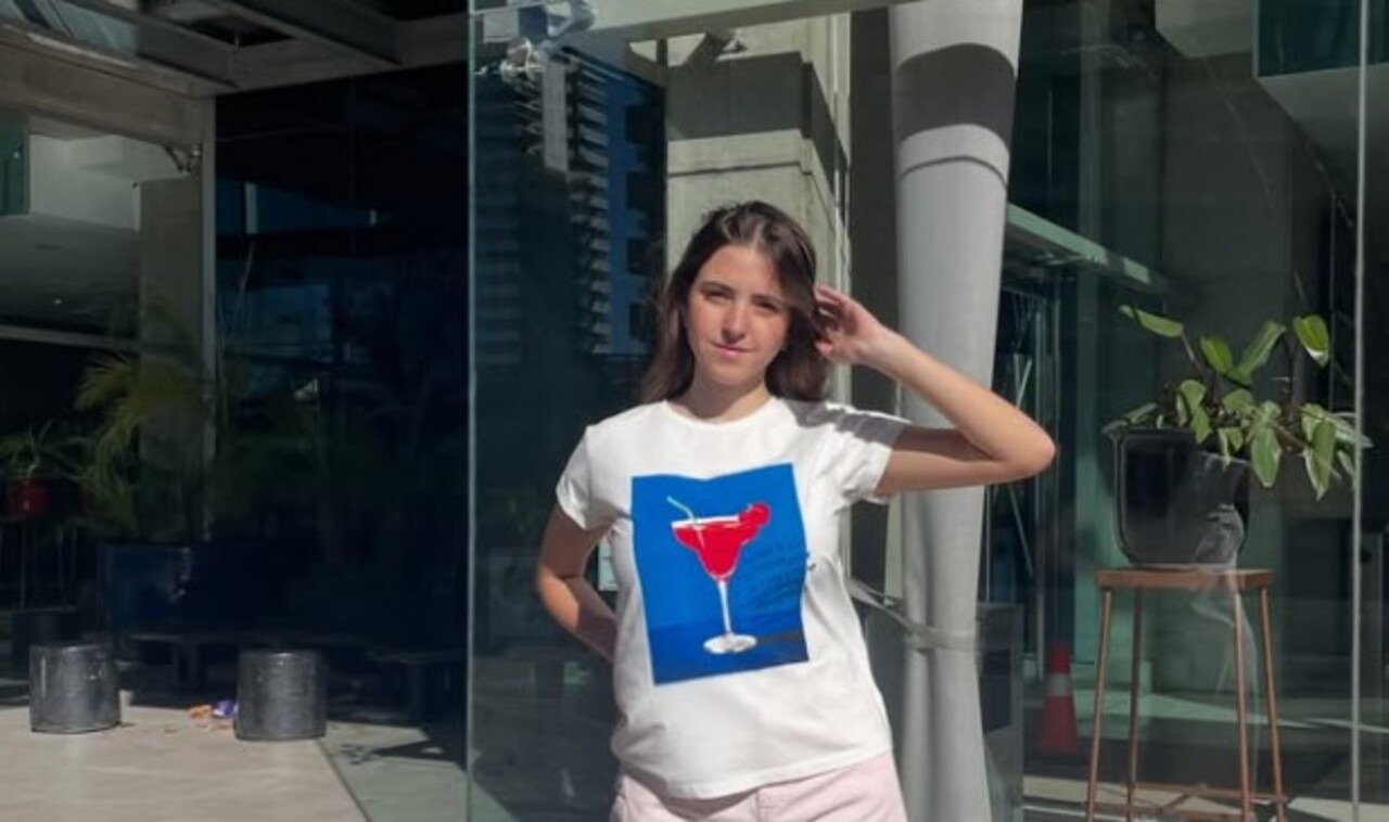 Foi aos 13 anos que Angie resolveu testar um caminho diferente – Fonte: (Instagram/polygloteen)