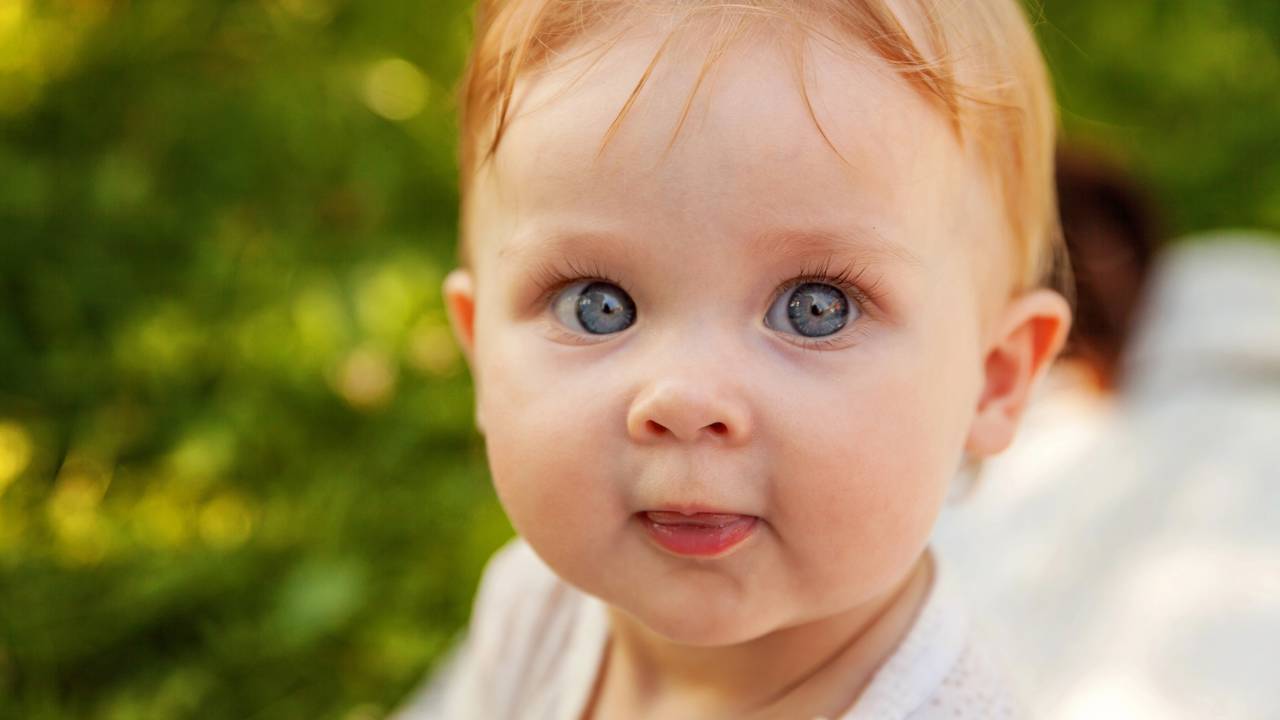 Quer reduzir o impacto financeiro com a chegada do bebê? Veja o guia de custos para o primeiro ano e descubra como economizar no enxoval e itens de higiene em 2026.