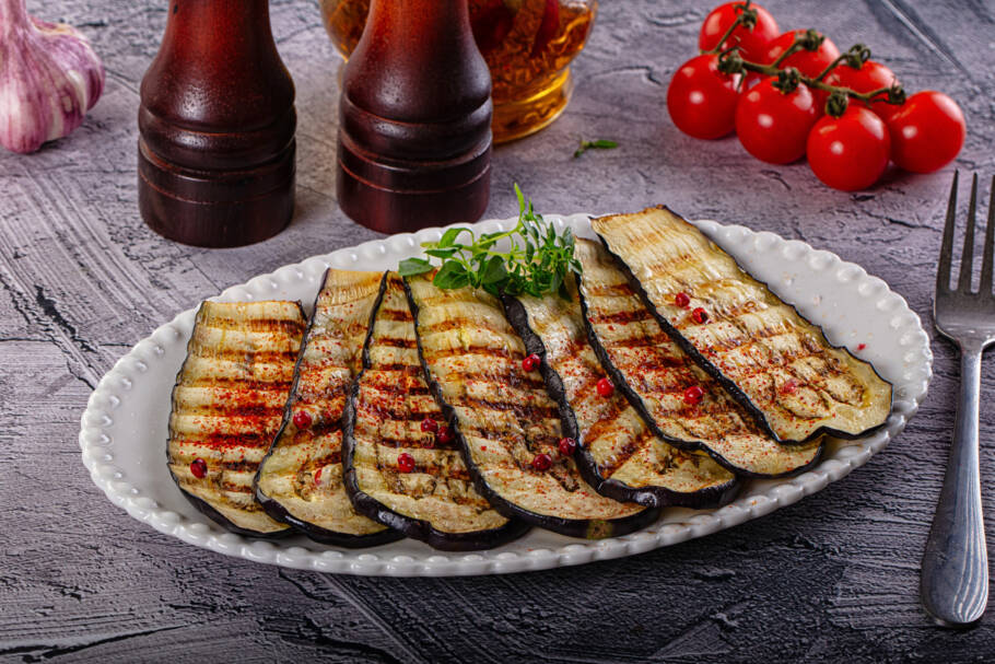 Um truque de avó ajuda a tirar o amargo da berinjela de forma simples e eficaz