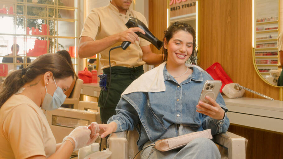 Serviços rápidos de beleza ganham espaço ao unir praticidade, bem-estar e soluções que cabem na rotina corrida de muitas mulheres