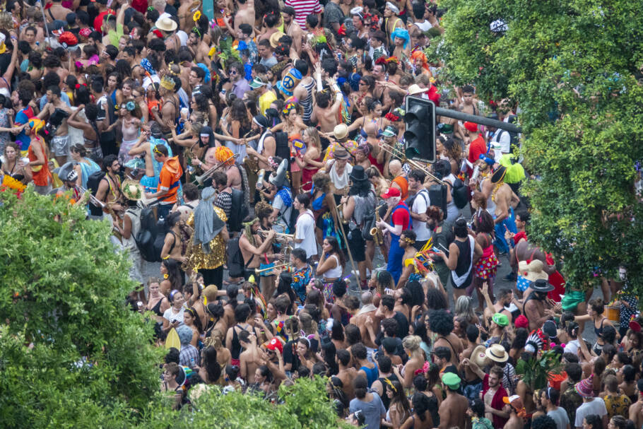 A Zona Norte de São Paulo recebe diversos blocos com desfiles ao longo do dia em diferentes bairros
