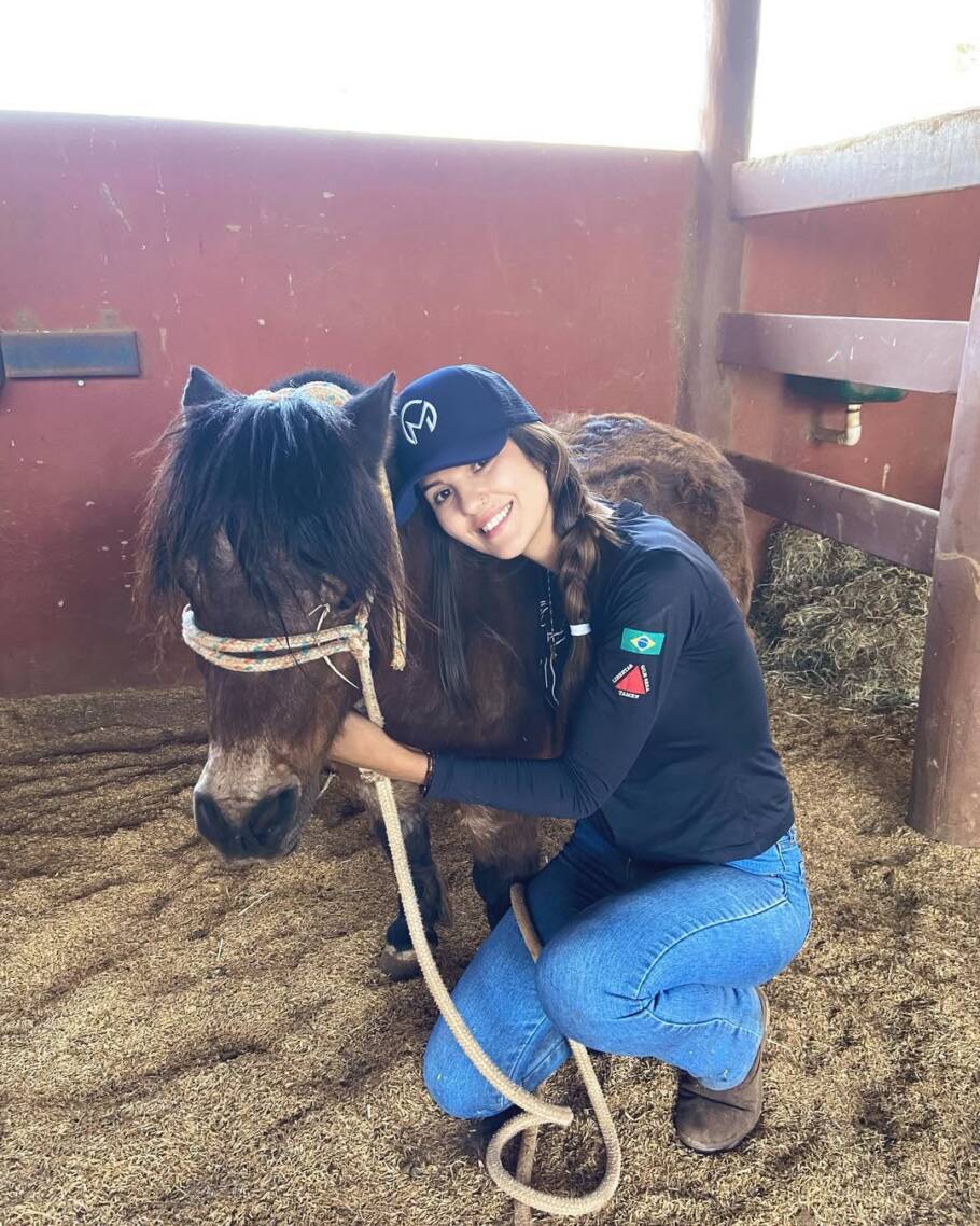 Veterinária concilia atendimento a cavalos com a atuação em venda de produtos na internet, criando anúncios nas redes sociais e atendendo clientes pelo WhatsApp