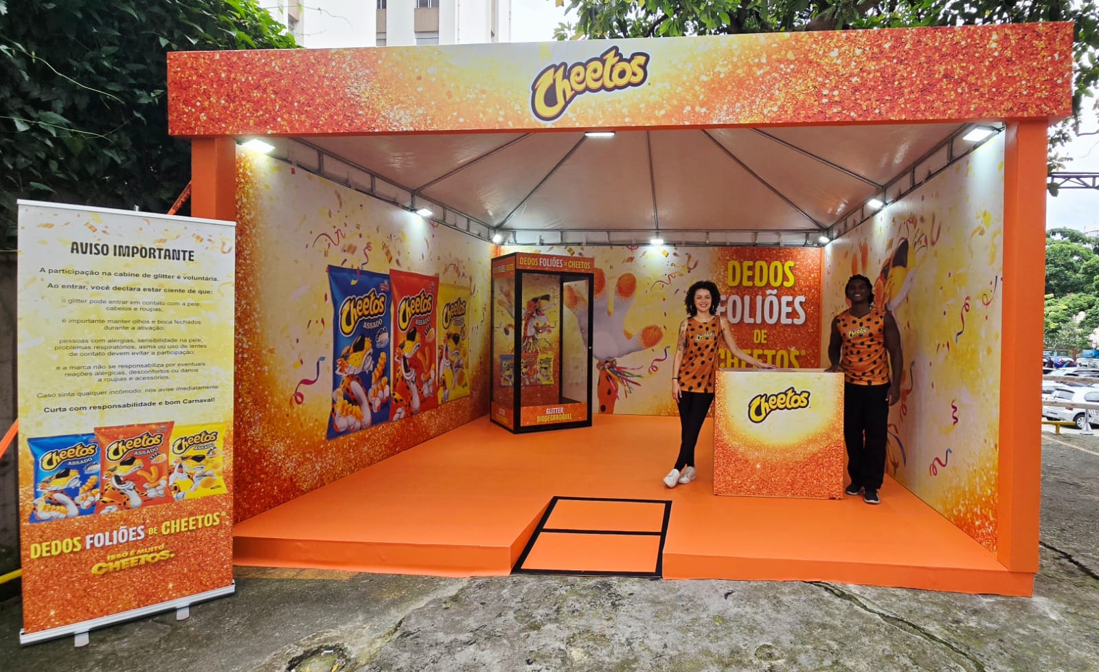 Garanta muito brilho no seu look com a cabine de glitter de CHEETOS®