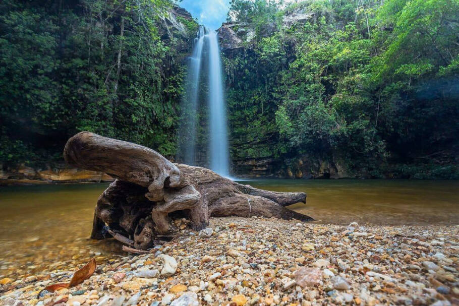 Cachoeira do Abade tem queda de 22 metros e poço perfeito para banho