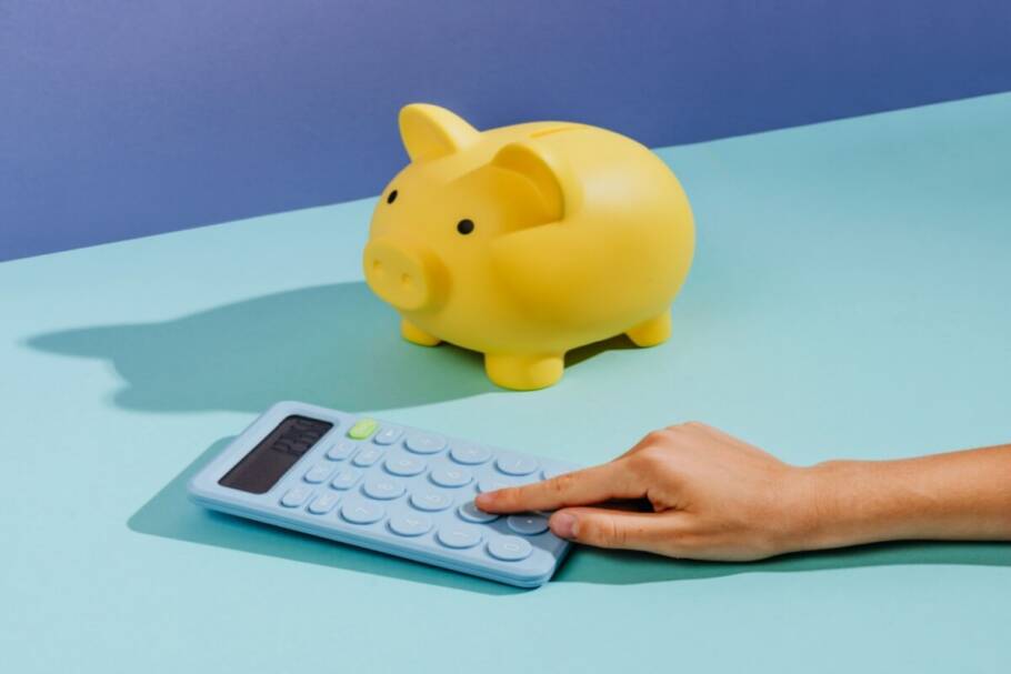 Organização do orçamento é passo fundamental para garantir conforto e evitar dívidas após a viagem (Imagem: Lithiumphoto | Shutterstock)