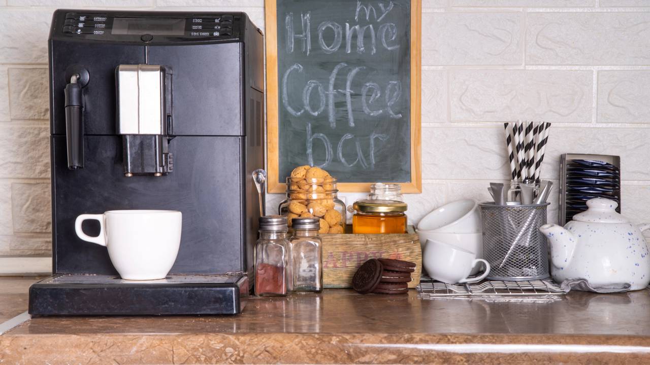 Transforme a rotina da sua casa com soluções criativas. Veja como pequenos detalhes na parede delimitam o espaço perfeito para a sua pausa do café.