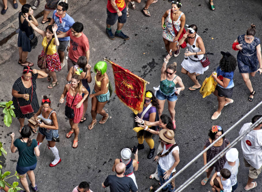 Sábado de Carnaval agita as ruas da Zona Leste