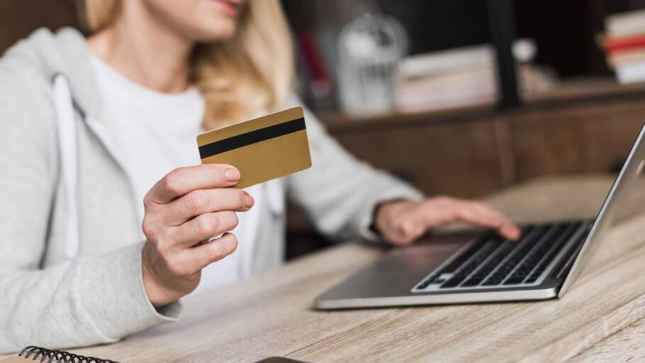O ciclo financeiro que prende pessoas por anos envolve ganho, gasto e uso constante de crédito sem planejamento