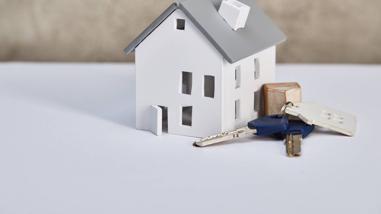 Analisamos os juros do financiamento e o custo de oportunidade do aluguel. Veja qual escolha oferece mais qualidade de vida e segurança financeira para sua família em 2026.